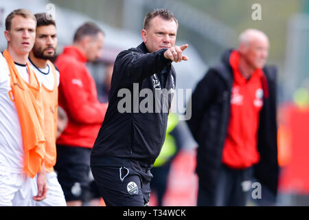 Sandhausen, Allemagne. 06 avr, 2019. Soccer : 2ème Bundesliga, le SV Sandhausen - SC Paderborn 07, 28e journée, à Hardtwaldstadion. Le formateur de Sandhausen Uwe Koschinat gesticule. Credit : Uwe Anspach/DPA - NOTE IMPORTANTE : en conformité avec les exigences de la DFL Deutsche Fußball Liga ou la DFB Deutscher Fußball-Bund, il est interdit d'utiliser ou avoir utilisé des photographies prises dans le stade et/ou la correspondance dans la séquence sous forme d'images et/ou vidéo-comme des séquences de photos./dpa/Alamy Live News Banque D'Images