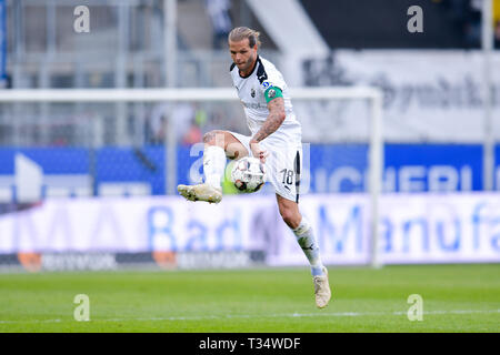 Sandhausen, Allemagne. 06 avr, 2019. Soccer : 2ème Bundesliga, le SV Sandhausen - SC Paderborn 07, 28e journée, à Hardtwaldstadion. Sandhausens Dennis Diekmeier joue la balle. Credit : Uwe Anspach/DPA - NOTE IMPORTANTE : en conformité avec les exigences de la DFL Deutsche Fußball Liga ou la DFB Deutscher Fußball-Bund, il est interdit d'utiliser ou avoir utilisé des photographies prises dans le stade et/ou la correspondance dans la séquence sous forme d'images et/ou vidéo-comme des séquences de photos./dpa/Alamy Live News Banque D'Images