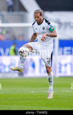 Sandhausen, Allemagne. 06 avr, 2019. Soccer : 2ème Bundesliga, le SV Sandhausen - SC Paderborn 07, 28e journée, à Hardtwaldstadion. Sandhausens Dennis Diekmeier joue la balle. Credit : Uwe Anspach/DPA - NOTE IMPORTANTE : en conformité avec les exigences de la DFL Deutsche Fußball Liga ou la DFB Deutscher Fußball-Bund, il est interdit d'utiliser ou avoir utilisé des photographies prises dans le stade et/ou la correspondance dans la séquence sous forme d'images et/ou vidéo-comme des séquences de photos./dpa/Alamy Live News Banque D'Images