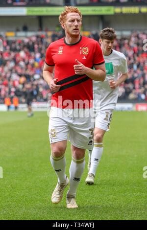 Milton Keynes, Royaume-Uni. 6ème Apr 2019.Milton Keynes, Royaume-Uni. 6ème Apr, 2019MK Dons le Capitaine Dean Lewington se réchauffe avant le match de Ligue 2 pari du ciel entre MK Dons et Lincoln City à Stade MK, Milton Keynes le samedi 6 avril 2019. (Crédit : John Cripps | MI News) usage éditorial uniquement, licence requise pour un usage commercial. Aucune utilisation de pari, de jeux ou d'un seul club/ligue/dvd publications. Photographie peut uniquement être utilisé pour les journaux et/ou à des fins d'édition de magazines. Crédit : MI News & Sport /Alamy Live News Banque D'Images