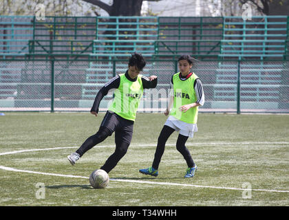 Srinagar, au Cachemire sous contrôle indien. 6ème apr 2019. La pratique des filles du Cachemire au football sur la Journée internationale du sport au service du développement et de la paix à un stade dans la ville de Srinagar, la capitale d'été du Cachemire sous contrôle indien, le 6 avril 2019. Credit : Javed Dar/Xinhua/Alamy Live News Banque D'Images