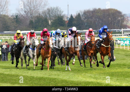 Courses hippiques à l'hippodrome d'Aintree, Liverpool, Royaume-Uni. 6th avril 2019. 14:25 Aintree 06 Avr 2019 Betway Mersey novices (Grade 1) (classe 1) (4YO plus) Winner Reserve Tank monté par R M Power. Crédit : MediaWorldImages/Alamy Live News Banque D'Images