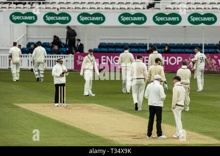 London,UK. 6 avril, 2019. Mauvaise lumière arrête de jouer comme Surrey prendre sur Durham MCCU à la Kia Oval sur trois jours de la journée 3 match. David Rowe/Alamy Live News Banque D'Images