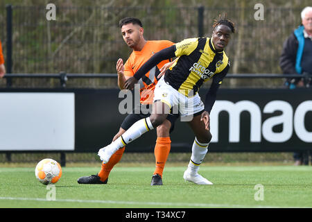 Arnhem, Pays-Bas. 06 avr, 2019. ARNHEM, 06-04-2019, saison 2018/2019, Papendal, Tweede Divisie néerlandaise, Jong Vitesse dvd Richie Musaba avec HHC Hardenberg player Ashwin Manuhutu : Crédit Photos Pro/Alamy Live News Banque D'Images
