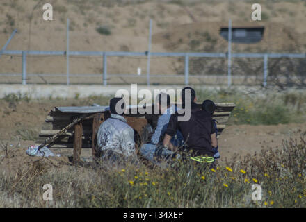 Gaza, Khan Younis, Palestine. 5ème apr 2019. Palestiniens vu se mettre à couvert durant les affrontements.Les forces israéliennes sont intervenues pour disperser les manifestants palestiniens provoquant des affrontements au cours d'une ''grande marche du retour'' de démonstration dans le domaine de l'est de la frontière israélienne, Khan Yunis dans la bande de Gaza. Credit : Yousef Masoud SOPA/Images/ZUMA/Alamy Fil Live News Banque D'Images