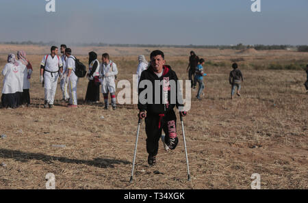 Gaza, Khan Younis, Palestine. 5ème apr 2019. Une mobilité manifestant vu pendant les affrontements.Les forces israéliennes sont intervenues pour disperser les manifestants palestiniens provoquant des affrontements au cours d'une ''grande marche du retour'' de démonstration dans le domaine de l'est de la frontière israélienne, Khan Yunis dans la bande de Gaza. Credit : Yousef Masoud SOPA/Images/ZUMA/Alamy Fil Live News Banque D'Images