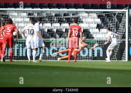 Swansea, Pays de Galles, Royaume-Uni. 06 avr, 2019. Matt Grimes de Swansea City notes de la place au cours de la Sky Bet Championship match entre Swansea City et Middlesbrough au Liberty Stadium de Swansea, le samedi 6 avril 2019. (Crédit : Jeff Thomas | MI News) usage éditorial uniquement, licence requise pour un usage commercial. Aucune utilisation de pari, de jeux ou d'un seul club/ligue/dvd publications. Photographie peut uniquement être utilisé pour les journaux et/ou à des fins d'édition de magazines. Crédit : MI News & Sport /Alamy Live News Banque D'Images