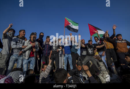 Gaza, Khan Younis, Palestine. 5ème apr 2019. Vu les Palestiniens tout en scandant des slogans de collecte pendant les affrontements.Les forces israéliennes sont intervenues pour disperser les manifestants palestiniens provoquant des affrontements au cours d'une ''grande marche du retour'' de démonstration dans le domaine de l'est de la frontière israélienne, Khan Yunis dans la bande de Gaza. Credit : Yousef Masoud SOPA/Images/ZUMA/Alamy Fil Live News Banque D'Images