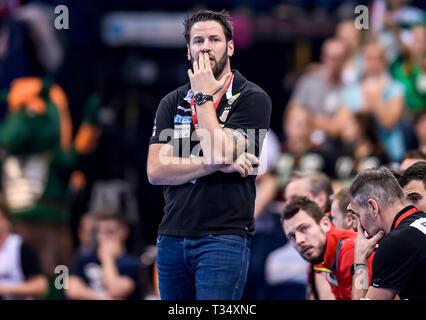 Hambourg, Allemagne. 06 avr, 2019. Handball : DHB Cup, TSV Hannover-Burgdorf - SC Magdeburg, tour principal, quatre finale, demi-finale. Magdeburg coach Bennett Wiegert est sur la touche. Axel Heimken Crédit :/dpa/Alamy Live News Banque D'Images