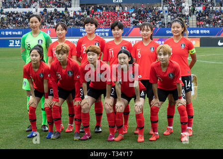 Seoul, Corée du Sud. 6ème apr 2019. Ligne de départ-ups de Corée du Sud l'équipe féminine de soccer posent pour une photo de groupe devant un women's international match amical entre la Corée du Sud et de l'Islande à Yongin Civic Parc des Sports Stade Principal dans Gyeongi-Province, Seoul, Corée du Sud, le 6 avril 2019. L'Islande a gagné 3-2. Credit : Lee Sang-ho/Xinhua/Alamy Live News Banque D'Images