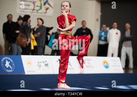 Vilniu, la Lituanie. 6ème apr 2019. Une fille en prestation au cinquième championnat de Wushu Open lituanien à Vilnius, Lituanie, 6 avril 2019. Alfredas Crédit : Pliadis/Xinhua/Alamy Live News Banque D'Images