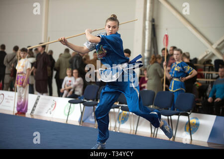 Vilniu, la Lituanie. 6ème apr 2019. Un athlète effectue à la cinquième championnat de Wushu Open lituanien à Vilnius, Lituanie, 6 avril 2019. Alfredas Crédit : Pliadis/Xinhua/Alamy Live News Banque D'Images