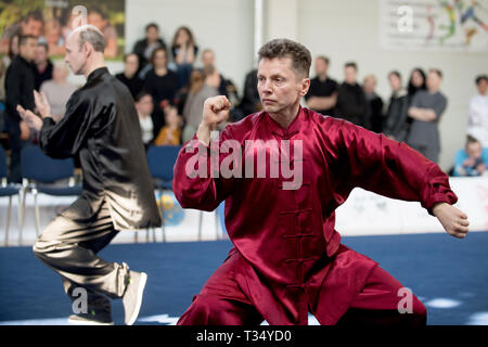 Vilniu, la Lituanie. 6ème apr 2019. Deux athlètes effectuer à la cinquième championnat de Wushu Open lituanien à Vilnius, Lituanie, 6 avril 2019. Alfredas Crédit : Pliadis/Xinhua/Alamy Live News Banque D'Images
