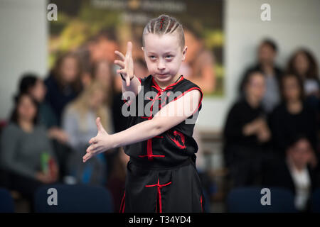 Vilniu, la Lituanie. 6ème apr 2019. Un jeune athlète exécute à la cinquième championnat de Wushu Open lituanien à Vilnius, Lituanie, 6 avril 2019. Alfredas Crédit : Pliadis/Xinhua/Alamy Live News Banque D'Images