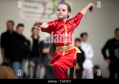 Vilniu, la Lituanie. 6ème apr 2019. Une fille en prestation au cinquième championnat de Wushu Open lituanien à Vilnius, Lituanie, 6 avril 2019. Alfredas Crédit : Pliadis/Xinhua/Alamy Live News Banque D'Images