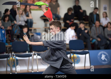 Vilniu, la Lituanie. 6ème apr 2019. Un jeune athlète exécute à la cinquième championnat de Wushu Open lituanien à Vilnius, Lituanie, 6 avril 2019. Alfredas Crédit : Pliadis/Xinhua/Alamy Live News Banque D'Images