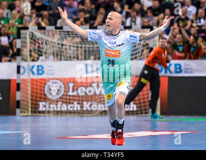 Hambourg, Allemagne. 06 avr, 2019. Handball : DHB Cup, TSV Hannover-Burgdorf - SC Magdeburg, tour principal, quatre finale, demi-finale. Magdeburg's Robert Weber cheers pour un coup. Axel Heimken Crédit :/dpa/Alamy Live News Banque D'Images