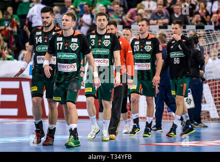 Hambourg, Allemagne. 06 avr, 2019. Handball : DHB Cup, TSV Hannover-Burgdorf - SC Magdeburg, tour principal, quatre finale, demi-finale. Les joueurs d'Hanovre le laissez le champ. Axel Heimken Crédit :/dpa/Alamy Live News Banque D'Images