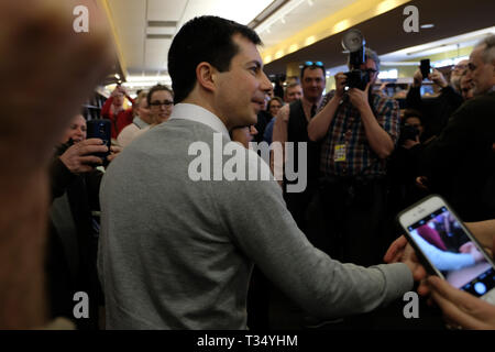 Concord, New Hampshire, USA. 6ème apr 2019. South Bend, Indiana, maire et candidat à l'élection présidentielle PETE BUTTIGIEG arrive à un événement de campagne à Concord, New Hampshire, samedi matin 6 avril 2019. Credit : Preston Ehrler/ZUMA/Alamy Fil Live News Banque D'Images