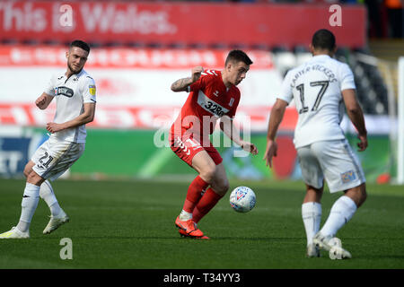 Swansea, Pays de Galles, Royaume-Uni. Le 06 avril, 2019Jordanie Hugill de Middlesbrough prend sur la défense nationale au cours de la ville de Swansea Sky Bet Championship match entre Swansea City et Middlesbrough au Liberty Stadium de Swansea, le samedi 6 avril 2019. (Crédit : Jeff Thomas | MI News) usage éditorial uniquement, licence requise pour un usage commercial. Aucune utilisation de pari, de jeux ou d'un seul club/ligue/dvd publications. Photographie peut uniquement être utilisé pour les journaux et/ou à des fins d'édition de magazines. Crédit : MI News & Sport /Alamy Live News Banque D'Images