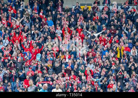 Milton Keynes, Royaume-Uni. 6e, 2019Avr Lincoln City's fans célèbrent après avoir remporté le match de Ligue 2 pari du ciel entre MK Dons et Lincoln City à Stade MK, Milton Keynes le samedi 6 avril 2019. (Crédit : John Cripps | MI News) usage éditorial uniquement, licence requise pour un usage commercial. Aucune utilisation de pari, de jeux ou d'un seul club/ligue/dvd publications. Photographie peut uniquement être utilisé pour les journaux et/ou à des fins d'édition de magazines. Ne peut être utilisé pour les publications impliquant 1 joueur, 1 ou 1 concours club sans autorisation écrite de données Football Co Ltd. Crédit : MI News & Sport /Alamy vivre Banque D'Images