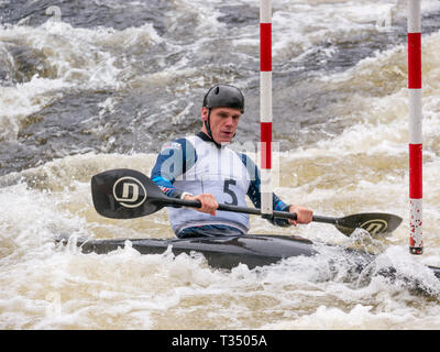 Grandtully, Perthshire, Écosse, Royaume-Uni, le 6 avril 2019. Le Premier Ministre de Grandtully en Slalom : Huw Swetnam de EyeTee participe à la men's premier kayak sur la rivière Tay Banque D'Images