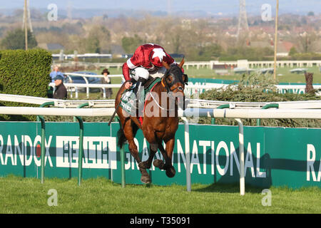 AINTREE, Liverpool, Royaume-Uni. 6 avril 2019. Tiger Roll vainqueur du Grand National 2019 de Randox, monté par D N Russell. Il devient le premier cheval depuis Red Rum il y a 45 ans à gagner l'épreuve dos-à-dos. 40 coureurs, 30 clôtures et plus de quatre milles et quart, le National est le test ultime pour les chevaux et les cavaliers. Banque D'Images