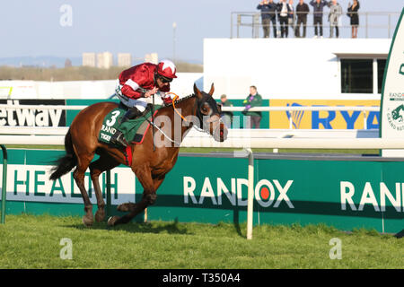 AINTREE, Liverpool, Royaume-Uni. 6 avril 2019. Tiger Roll vainqueur du Grand National 2019 de Randox, monté par D N Russell. Il devient le premier cheval depuis Red Rum il y a 45 ans à gagner l'épreuve dos-à-dos. 40 coureurs, 30 clôtures et plus de quatre milles et quart, le National est le test ultime pour les chevaux et les cavaliers. Banque D'Images