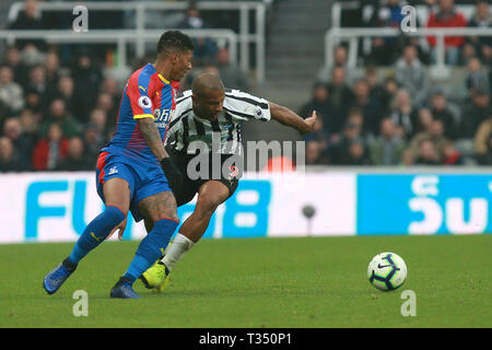 Newcastle, Royaume-Uni. 6ème apr 2019. Le Newcastle United Salomon Rondon concours pour la balle avec du Crystal Palace Patrick van Aanholt au cours de la Premier League match entre Newcastle United et Crystal Palace à St James Park, Newcastle Le samedi 6 avril 2019. (Crédit : Steven Hadlow | MI News) usage éditorial uniquement, licence requise pour un usage commercial. Aucune utilisation de pari, de jeux ou d'un seul club/ligue/dvd publications. Photographie peut uniquement être utilisé pour les journaux et/ou à des fins d'édition de magazines. Crédit : MI News & Sport /Alamy Live News Banque D'Images