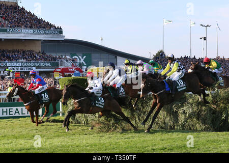 , AINTREE Liverpool, Royaume-Uni. 6ème apr 2019. Grand National porteur & riders le saut à l'eau claire. AlamyLiveNews ; crédit/MWI Banque D'Images