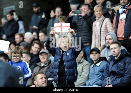 Londres, Royaume-Uni. 06 avr, 2019. Un peu fans de Millwall pendant l'EFL Sky Bet match de championnat entre Millwall et West Bromwich Albion à la Den, Londres, Angleterre le 6 avril 2019. Photo par Adamo Di Loreto. Usage éditorial uniquement, licence requise pour un usage commercial. Aucune utilisation de pari, de jeux ou d'un seul club/ligue/dvd publications. Banque D'Images