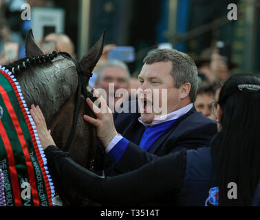 Hippodrome d'Aintree, Aintree, UK. 6ème apr 2019. Le Grand National 2019 festival, jour 3 ; formateur gagnante Gordon Elliott montre son plaisir comme il se félicite les gagnants à rouleau Tiger boîtier après sa victoire du Grand National : Action Crédit Plus Sport/Alamy Live News Banque D'Images