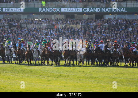 Hippodrome d'Aintree, Aintree, UK. 6ème apr 2019. Le Grand National 2019 festival, jour 3 ; les coureurs se rassemblent pour le début de l'Action Crédit : Grand National Plus Sport/Alamy Live News Banque D'Images