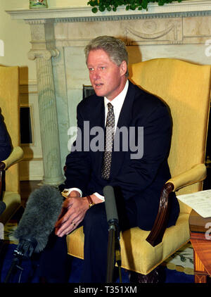 Le président des États-Unis, Bill Clinton, rencontre avec des journalistes dans le bureau ovale de la Maison Blanche à Washington, DC, pour discuter de la situation en Irak après les deux grèves par nous les missiles de croisière contre des objectifs militaires irakiens le 4 septembre 1996. Le Président a annoncé les attentats ont été un succès et a dit que leader irakien Saddam Hussein 'sait qu'il y a un prix à payer pour franchir la ligne.' Credit : Ron Sachs/CNP | conditions dans le monde entier Banque D'Images