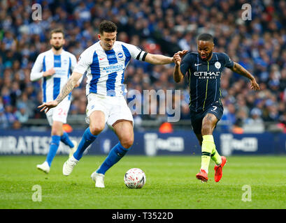 Londres, Royaume-Uni. 06 avr, 2019. L-R Brighton & Hove Albion's Lewis Dunk et Manchester City's Raheem Sterling au cours de la FA Cup match demi-finale unis entre Manchester City et Brighton & Hove Albion au stade de Wembley, Londres, Royaume-Uni le 06 avril 2019. Action Crédit : Foto Sport/Alamy Live News Banque D'Images