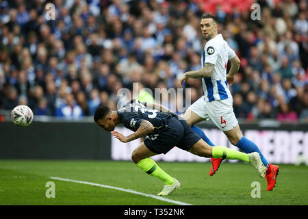 Londres, Royaume-Uni. 06 avr, 2019. Gabriel Jésus de Manchester City (33) les têtes et les scores de ses équipes 1ère objectif. L'unis en FA Cup, demi-finale, Manchester City v Brighton & Hove Albion au stade de Wembley à Londres le samedi 6 avril 2019. Cette image ne peut être utilisé qu'à des fins rédactionnelles. Usage éditorial uniquement, licence requise pour un usage commercial. Aucune utilisation de pari, de jeux ou d'un seul club/ligue/dvd publications pic par Andrew Andrew/Verger Verger la photographie de sport/Alamy live news Crédit : Andrew Orchard la photographie de sport/Alamy Live News Banque D'Images