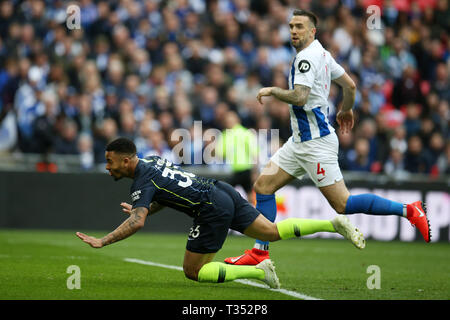 Londres, Royaume-Uni. 06 avr, 2019. Gabriel Jésus de Manchester City (33) les têtes et les scores de ses équipes 1ère objectif. L'unis en FA Cup, demi-finale, Manchester City v Brighton & Hove Albion au stade de Wembley à Londres le samedi 6 avril 2019. Cette image ne peut être utilisé qu'à des fins rédactionnelles. Usage éditorial uniquement, licence requise pour un usage commercial. Aucune utilisation de pari, de jeux ou d'un seul club/ligue/dvd publications pic par Andrew Andrew/Verger Verger la photographie de sport/Alamy live news Crédit : Andrew Orchard la photographie de sport/Alamy Live News Banque D'Images