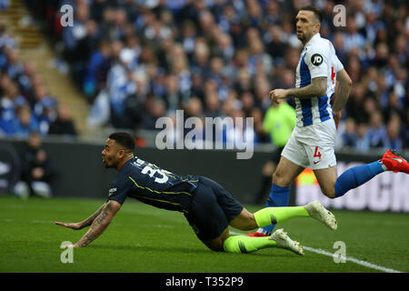 Londres, Royaume-Uni. 06 avr, 2019. Gabriel Jésus de Manchester City (33) les têtes et les scores de ses équipes 1ère objectif. L'unis en FA Cup, demi-finale, Manchester City v Brighton & Hove Albion au stade de Wembley à Londres le samedi 6 avril 2019. Cette image ne peut être utilisé qu'à des fins rédactionnelles. Usage éditorial uniquement, licence requise pour un usage commercial. Aucune utilisation de pari, de jeux ou d'un seul club/ligue/dvd publications pic par Andrew Andrew/Verger Verger la photographie de sport/Alamy live news Crédit : Andrew Orchard la photographie de sport/Alamy Live News Banque D'Images