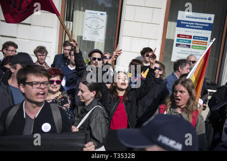 Varsovie, Mazowieckie, Pologne. 6ème apr 2019. Anit-fascistes les élèves vu crier pendant la manifestation.''Universités gratuitement du marxisme'' une protestation contre l'Université de Varsovie pour exprimer leur opposition à l'activité des extrémistes de gauche et d'autres cas d'endoctrinement de l'aile gauche des étudiants polonais. Au même endroit, les étudiants de gauche, et des militants anti-fascistes se sont réunis sous le slogan ''ici nous apprendre, ne pas heil''. Les deux groupes étaient séparés par un grand cordon de police. Credit : Attila Husejnow SOPA/Images/ZUMA/Alamy Fil Live News Banque D'Images