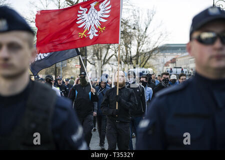 Varsovie, Mazowieckie, Pologne. 6ème apr 2019. Vu les nationalistes dans les rues de marche entouré par la police.''Universités gratuitement du marxisme'' une protestation contre l'Université de Varsovie pour exprimer leur opposition à l'activité des extrémistes de gauche et d'autres cas d'endoctrinement de l'aile gauche des étudiants polonais. Au même endroit, les étudiants de gauche, et des militants anti-fascistes se sont réunis sous le slogan ''ici nous apprendre, ne pas heil''. Les deux groupes étaient séparés par un grand cordon de police. Credit : Attila Husejnow SOPA/Images/ZUMA/Alamy Fil Live News Banque D'Images
