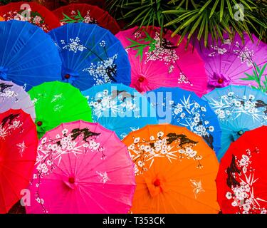 Comté de Fengdu, la municipalité de Chongqing, Chine. 22 octobre, 2006. Des parasols de couleur vive à la vente en magasins touristiques sur la montagne Mingshan, sur le chemin de la Ville Fantôme de Fengdu antique. Un complexe de sanctuaires et temples dédiés à l'au-delà, ghost city attire de nombreux touristes. Credit : Arnold Drapkin/ZUMA/Alamy Fil Live News Banque D'Images