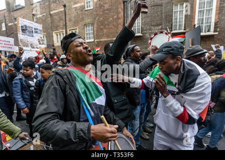 Londres, Royaume-Uni. 6 avril 2019. Des milliers de Soudanais à l'extérieur de leur ambassade sur le 34e anniversaire de la 6ème révolution d'avril au Soudan qui a renversé le dictateur Jaafar Nimeiri en 1985 pour soutenir le mouvement révolutionnaire au Soudan qui a protesté pendant 17 semaines, demander la liberté, la paix et la justice. Les manifestations pacifiques ont été atteints avec une violence extrême avec plus de 70 manifestants sont tués et des milliers de blessés. Crédit : Peter Marshall/Alamy Live News Banque D'Images