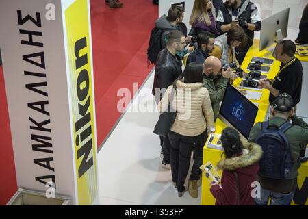 Athènes, Grèce. 6ème apr 2019. Vu les gens à la recherche de nouveaux produits Nikon pendant le festival.Image Tech & Photo Vision 2019 est une grande fête avec les grandes entreprises de délégations, de nombreuses expositions, magasins et ateliers sur la photographie et la vidéo a eu lieu à la place d'Helexpo Marousi à Athènes, Grèce. Credit : Nikolas Joao/Kokovlis SOPA Images/ZUMA/Alamy Fil Live News Banque D'Images