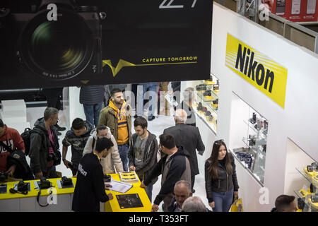 Athènes, Grèce. 6ème apr 2019. Vu les gens à la recherche de nouveaux produits Nikon pendant le festival.Image Tech & Photo Vision 2019 est une grande fête avec les grandes entreprises de délégations, de nombreuses expositions, magasins et ateliers sur la photographie et la vidéo a eu lieu à la place d'Helexpo Marousi à Athènes, Grèce. Credit : Nikolas Joao/Kokovlis SOPA Images/ZUMA/Alamy Fil Live News Banque D'Images