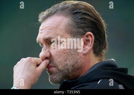 Wolfsburg, Allemagne. 06 avr, 2019. firo : 06.04.2019 Football, 1.Bundesliga, la saison 2018/2019 VfL Wolfsburg - Hanovre 96, Thomas DOLL, entraîneur en chef, Hanovre 96, Portrait, les expressions du visage, l'utilisation de crédit dans le monde entier | : dpa/Alamy Live News Banque D'Images