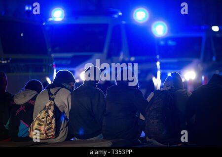 Magdeburg, Allemagne. 06 avr, 2019. Les manifestants forment un blocus d'un sit-in dans la rue. Le blocus est destiné à empêcher la retraite aux flambeaux mars de l 'Initiative des citoyens Magdeburg'. Les contre-manifestants prône la solidarité sans agitation raciste et la violence. Credit : Klaus-Dietmar Gabbert/dpa-Zentralbild/ZB/dpa/Alamy Live News Banque D'Images