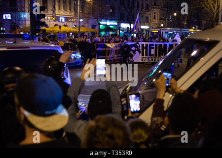 Magdeburg, Allemagne. 06 avr, 2019. Contre-manifestants (devant) et les participants d'un mars de l'Initiative 'citoyens'' Magdebourg face à face sur Hasselbachplatz. Les contre-manifestants prône la solidarité sans agitation raciste et la violence. Credit : Klaus-Dietmar Gabbert/dpa-Zentralbild/ZB/dpa/Alamy Live News Banque D'Images