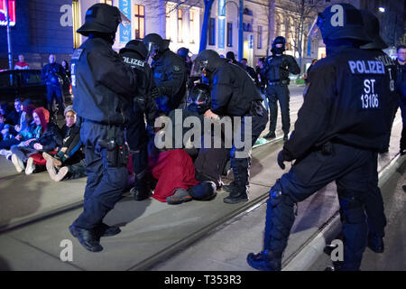 Magdeburg, Allemagne. 06 avr, 2019. Policiers briser un blocus d'un sit-in de manifestants qui veulent empêcher le flambeau de mars de l'Initiative "Citoyens" Magdeburg'. Les contre-manifestants prône la solidarité sans agitation raciste et la violence. Credit : Klaus-Dietmar Gabbert/dpa-Zentralbild/ZB/dpa/Alamy Live News Banque D'Images