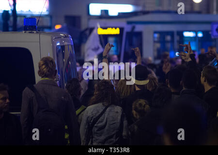 Magdeburg, Allemagne. 06 avr, 2019. Contre-manifestants (devant) et les participants d'un mars de l'Initiative 'citoyens'' Magdebourg face à face sur Hasselbachplatz. Les contre-manifestants prône la solidarité sans agitation raciste et la violence. Credit : Klaus-Dietmar Gabbert/dpa-Zentralbild/ZB/dpa/Alamy Live News Banque D'Images