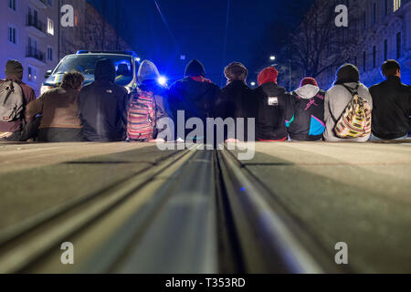 Magdeburg, Allemagne. 06 avr, 2019. Les manifestants forment un blocus d'un sit-in dans la rue. Le blocus est destiné à empêcher la retraite aux flambeaux mars de l 'Initiative des citoyens Magdeburg'. Les contre-manifestants prône la solidarité sans agitation raciste et la violence. Credit : Klaus-Dietmar Gabbert/dpa-Zentralbild/ZB/dpa/Alamy Live News Banque D'Images